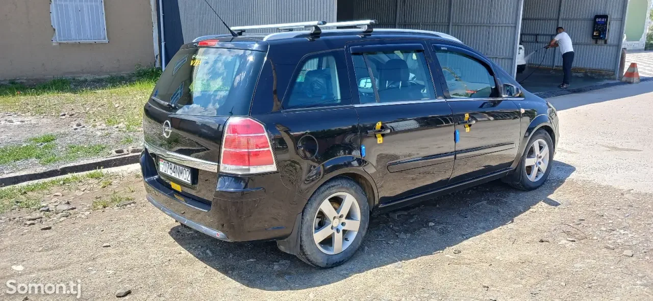 Opel Zafira 2006 · 2.2 MT