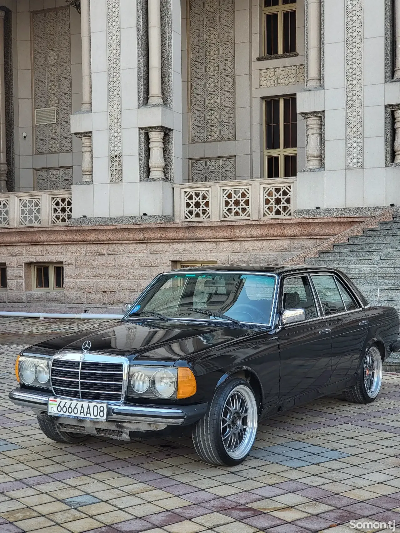 Mercedes-Benz W124 1981 · 2.4 MT