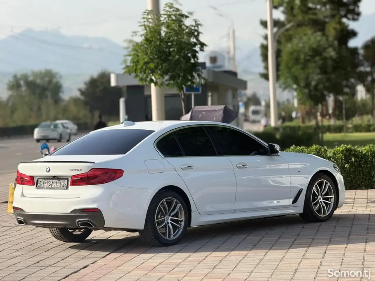 BMW 5 series 2018 · 2.0 AT