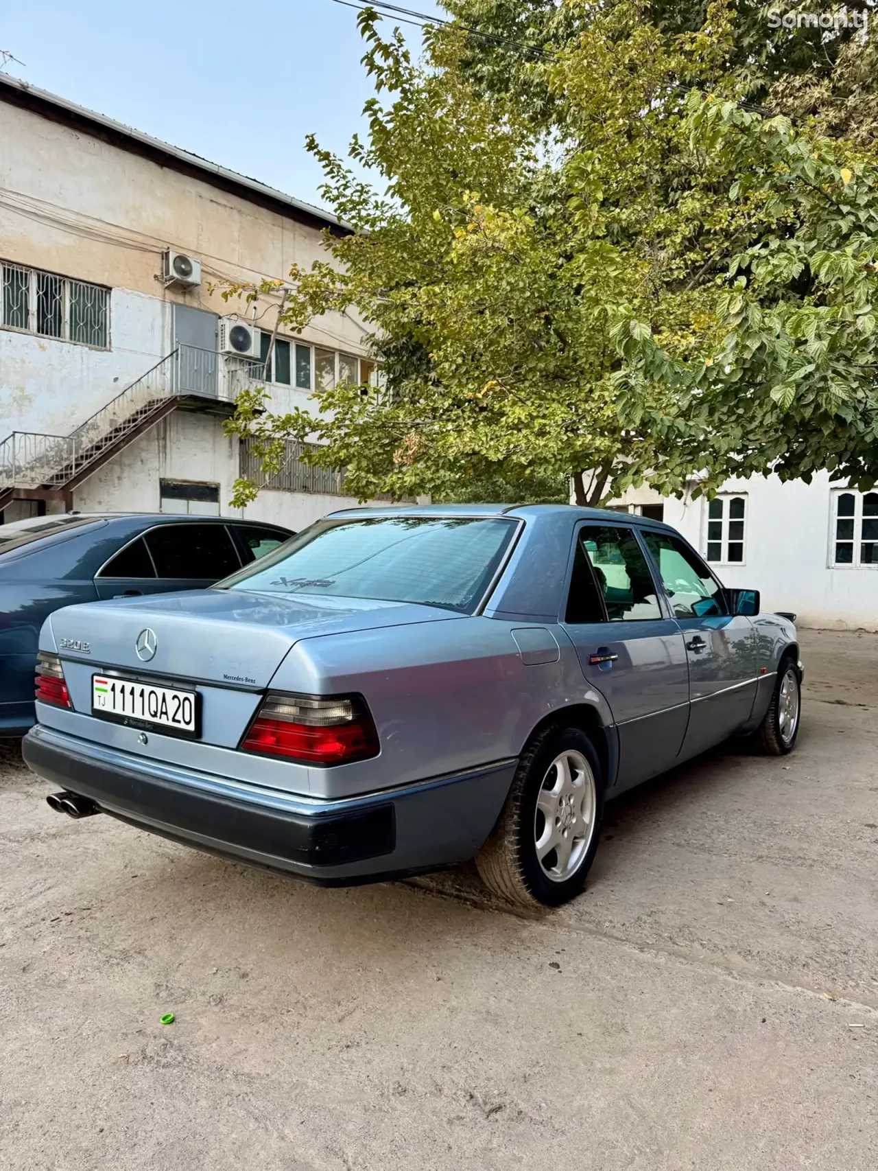 Mercedes-Benz W124 1994 · 3.2 AT