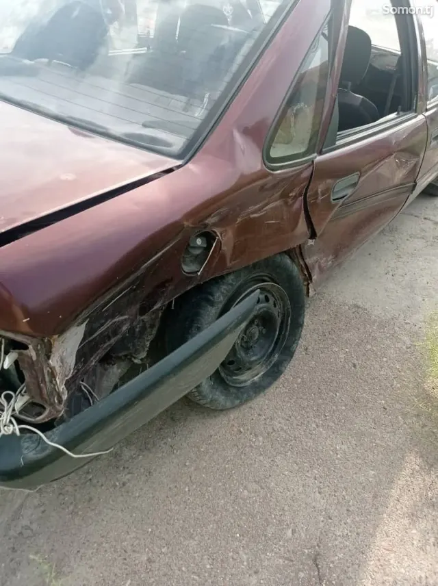 Opel Vectra A 1992 · 1.6 MT
