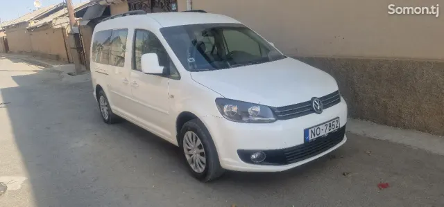 Volkswagen Touran 2015 · 2.0 MT