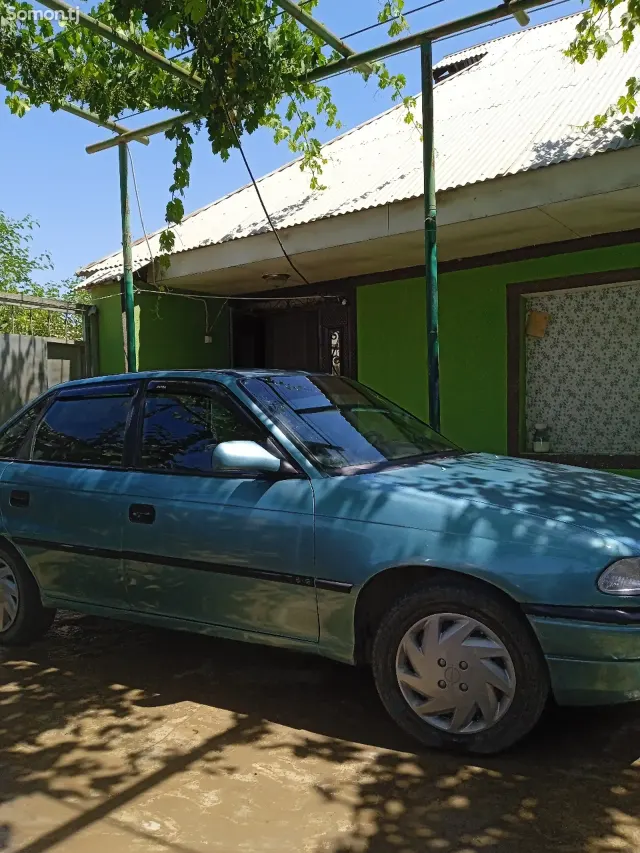 Opel Astra F 1993 · 1.6 MT
