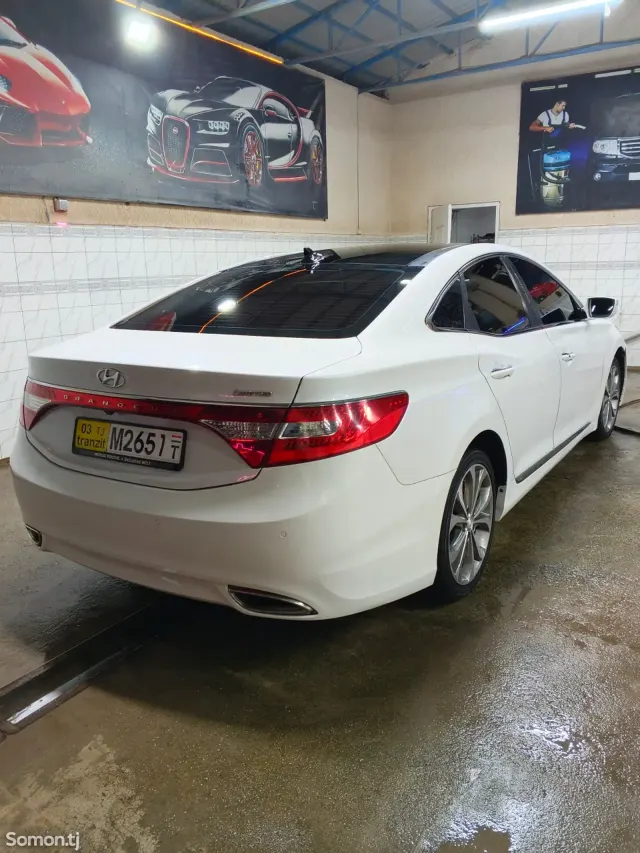 Hyundai Grandeur 2011 · 2.4 AT