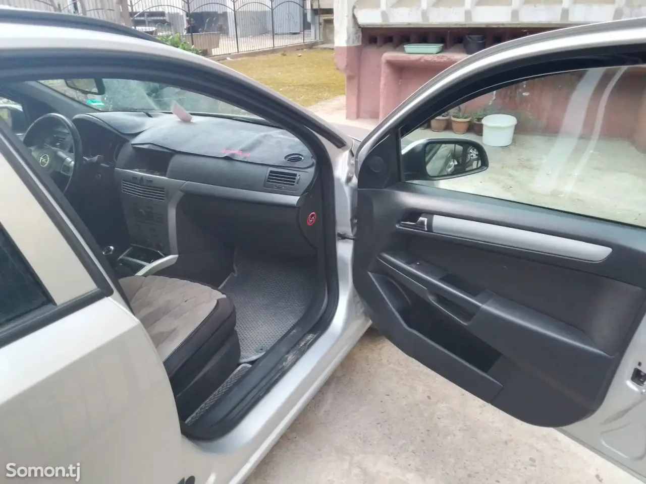 Opel Astra H 2009 · 1.6 MT