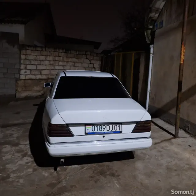 Mercedes-Benz W124 1990 · 2.0 MT