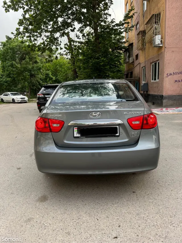 Hyundai Elantra 2010 · 1.6 AT