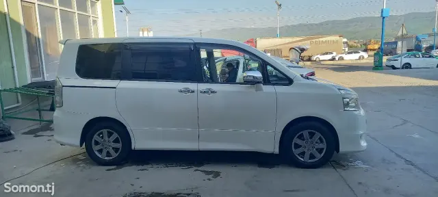 Toyota Voxy 2010 · 2.0 AT