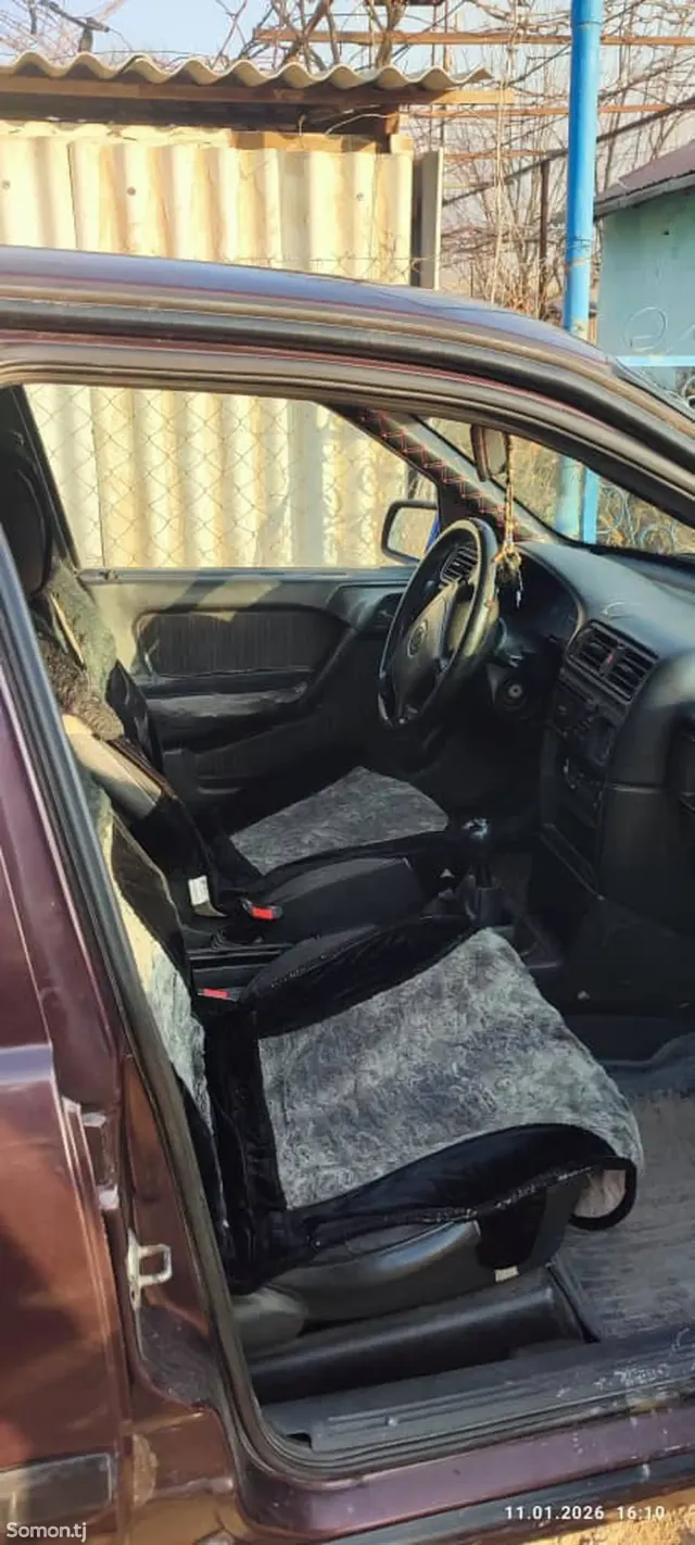 Opel Vectra A 1993 · 1.6 MT
