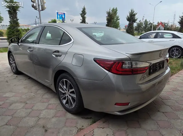 Lexus ES series 2016 · 2.5 AT