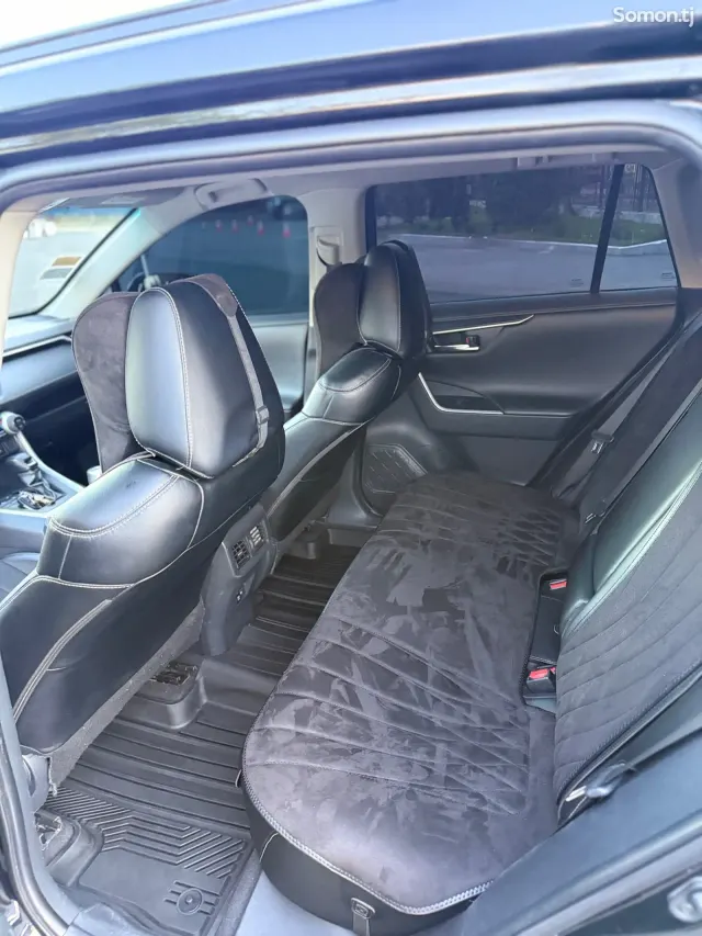 Toyota RAV 4 2020 · 2.5 AT