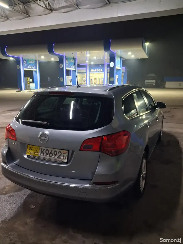 Opel Astra J 2014 · 1.4 MT