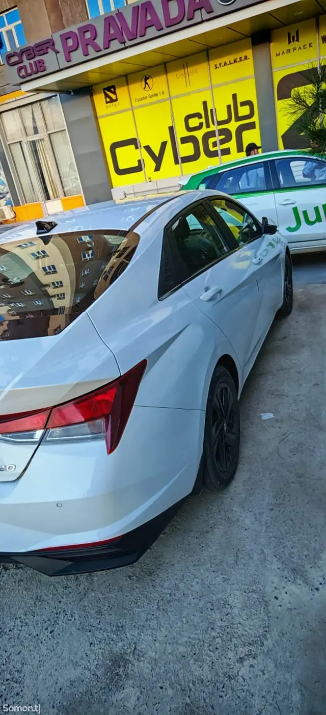 Hyundai Elantra 2023 · 2.0 AT