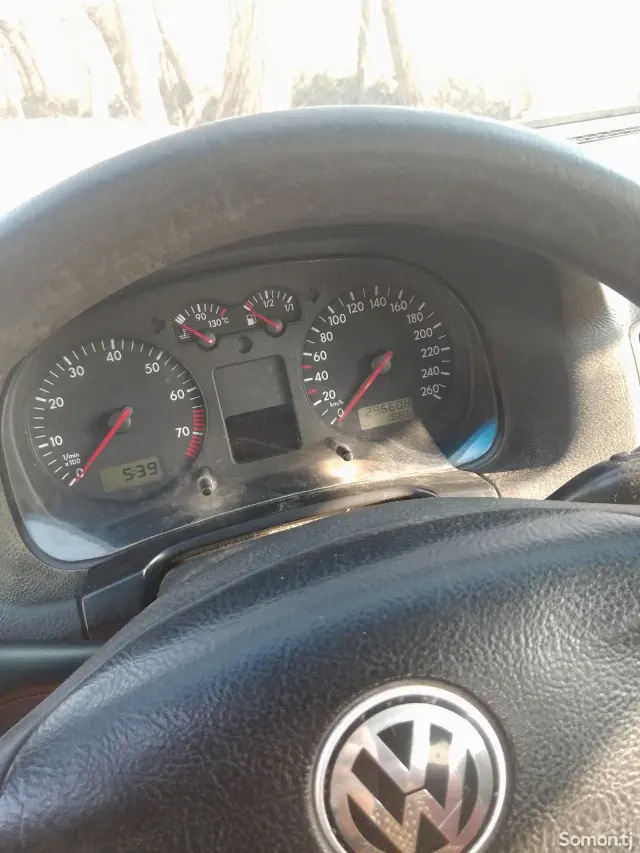 Volkswagen Golf 2002 · 1.6 MT