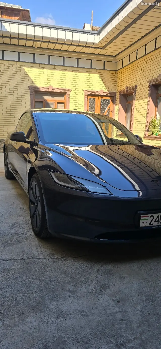 Tesla Model 3 2025 · AT