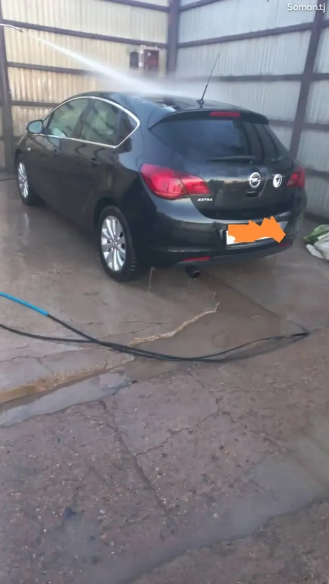 Opel Astra J 2010 · 1.6 AT