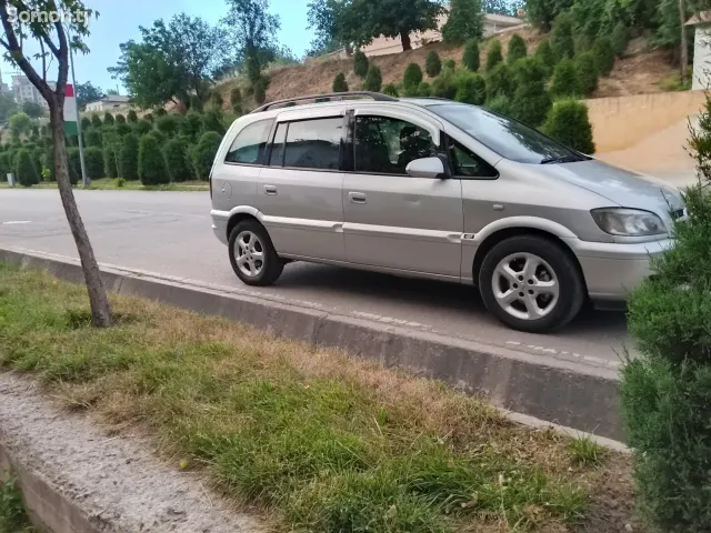 Opel Zafira 2004 · 2.2 AT