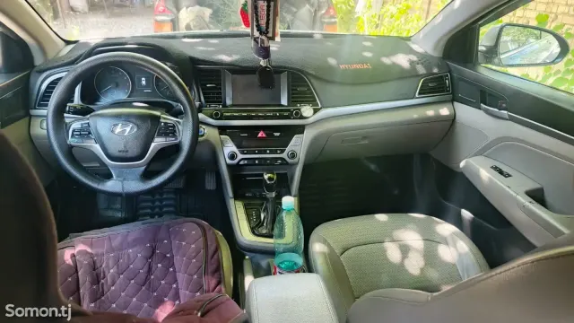 Hyundai Elantra 2017 · 2.0 AT