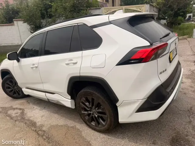 Toyota RAV 4 2021 · 2.5 AT