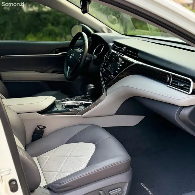 Toyota Camry 2018 · 3.5 AT