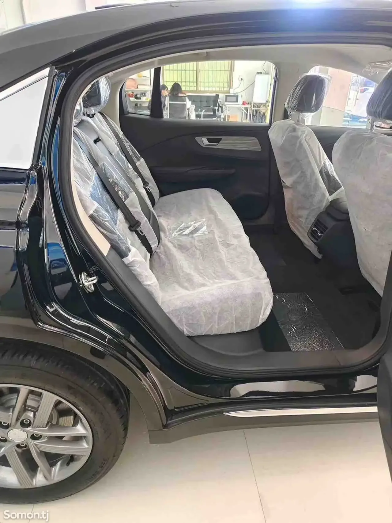 Hongqi E-QM5 2026 · AMT