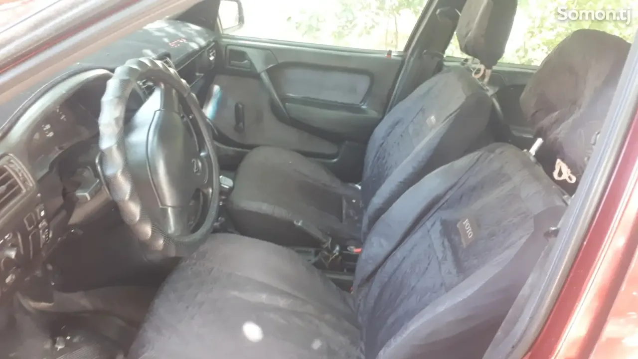 Opel Vectra A 1993 · 1.6 MT