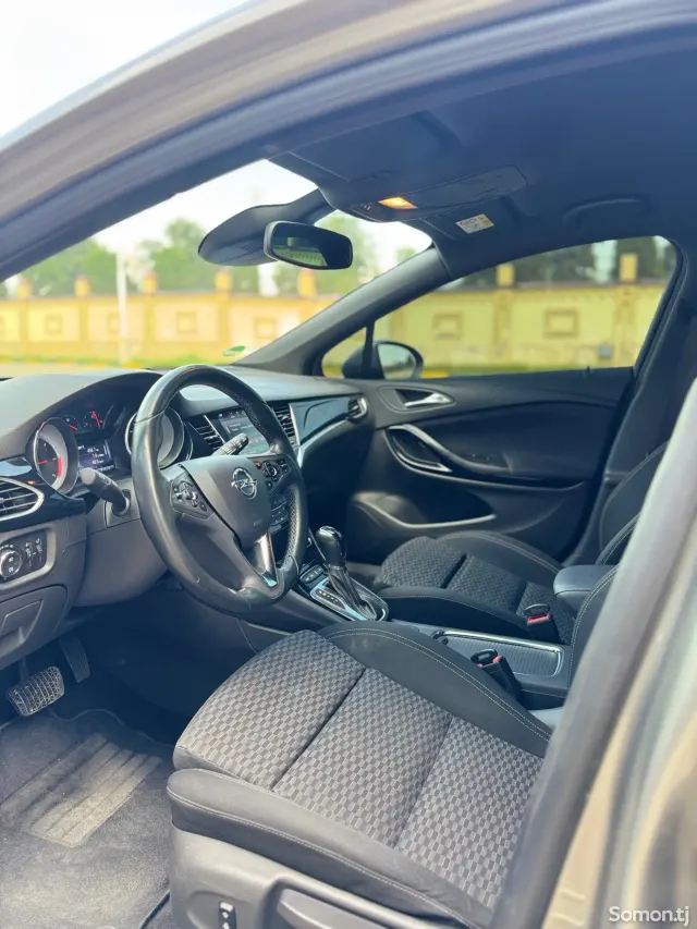 Opel Astra K 2017 · 1.6 AT