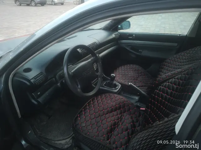 Audi A4 1994 · 1.6 MT
