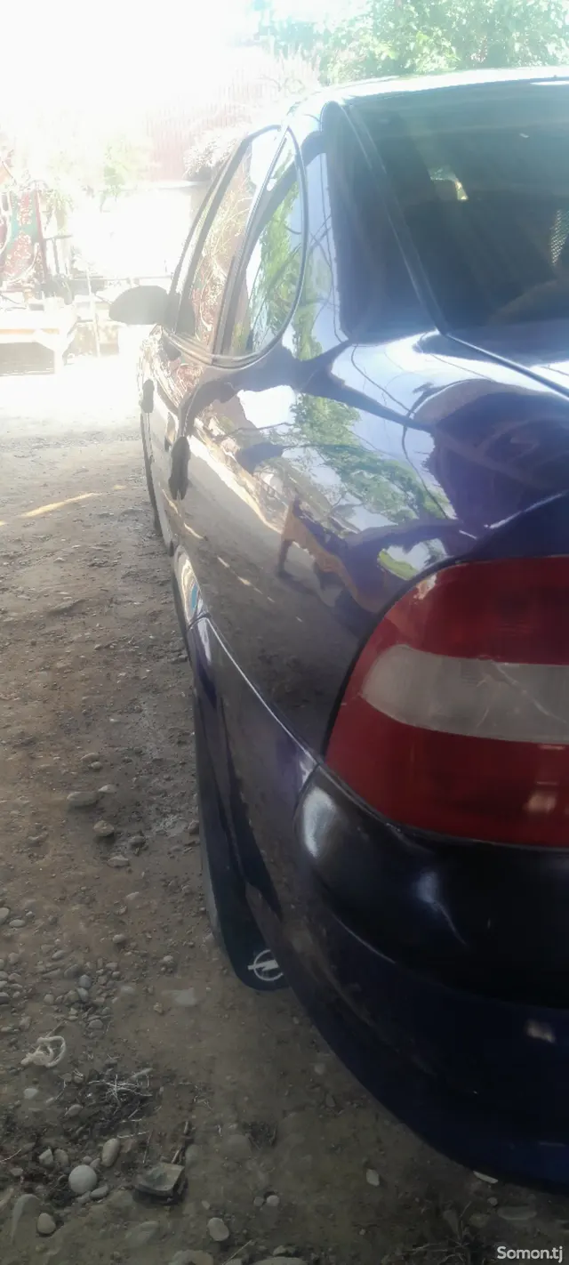 Opel Vectra B 1995 · 1.6 MT