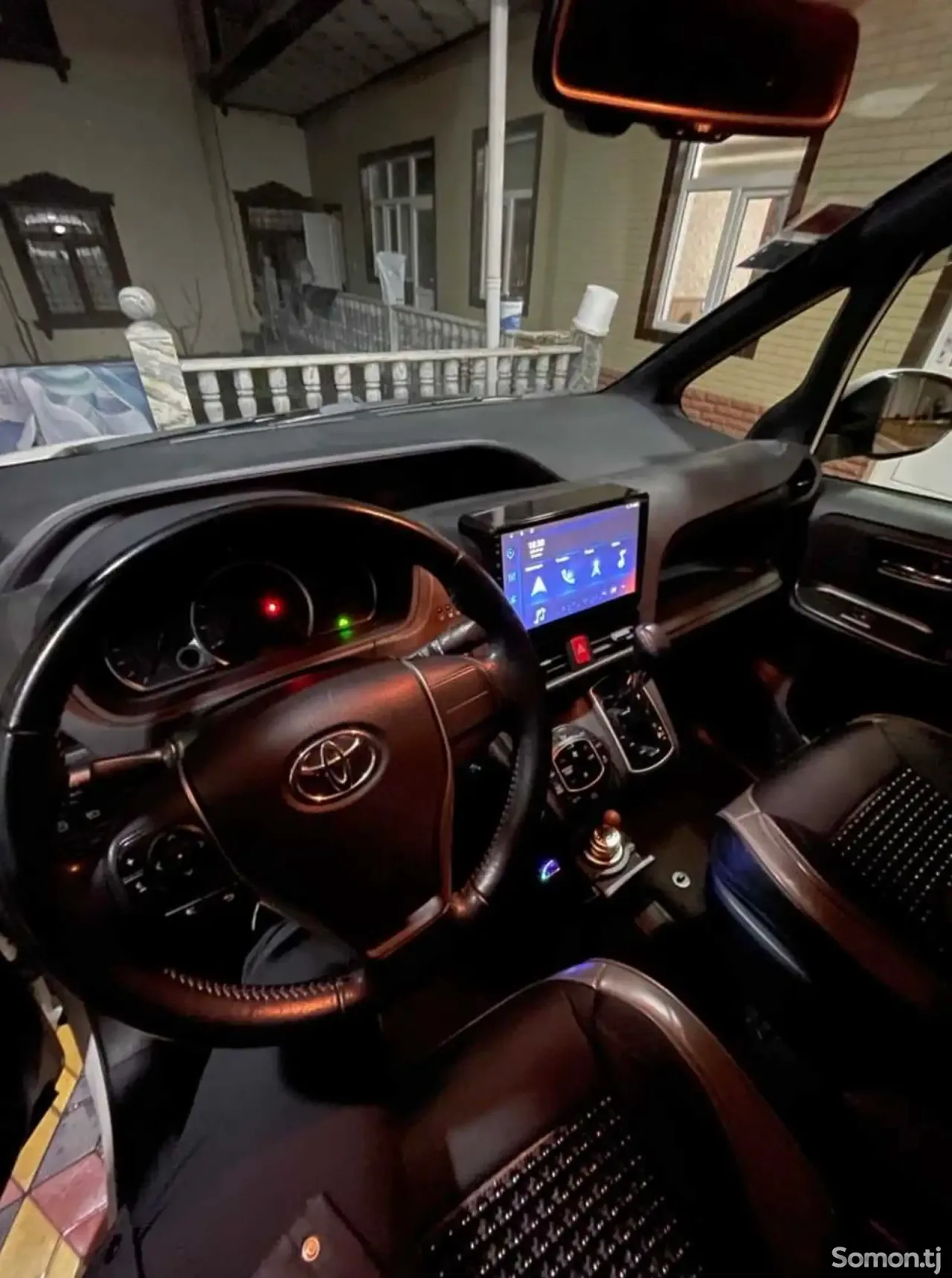 Toyota Voxy 2015 · 2.0 AT