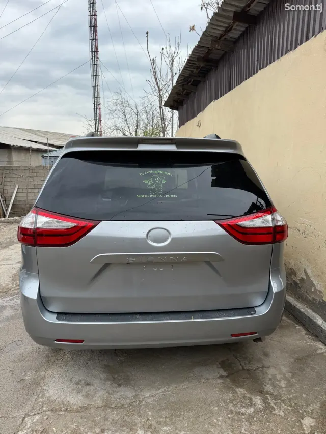 Toyota Sienna 2015 · 3.5 AT
