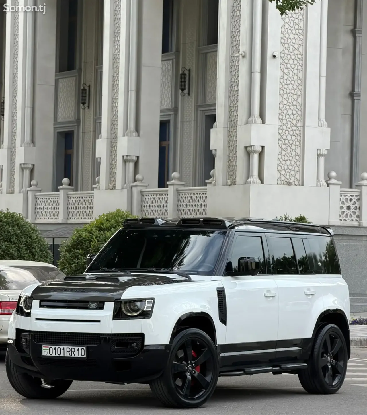 Land Rover Defender 2021 · 3.0 AT