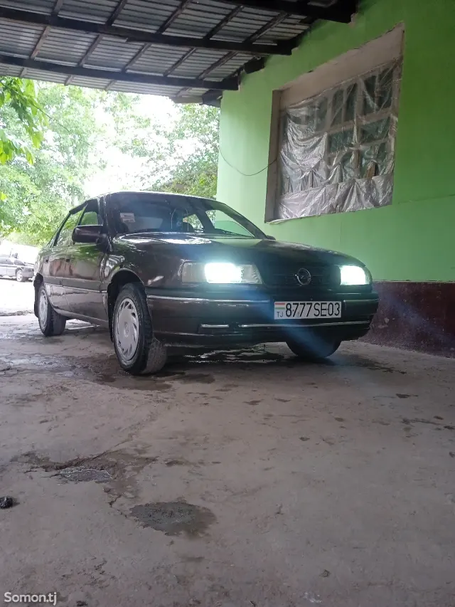 Opel Vectra A 1990 · 1.8 MT