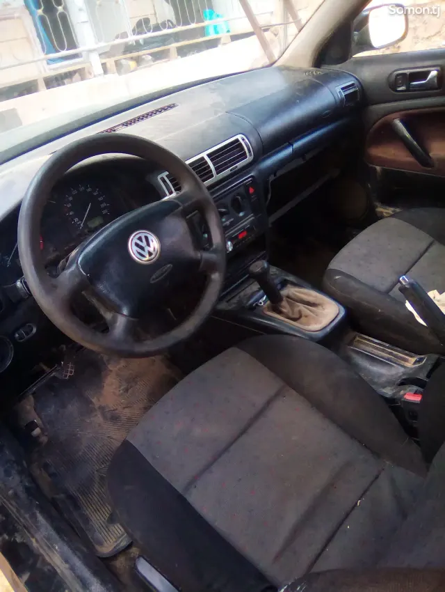 Volkswagen Passat 1998 · 1.6 MT