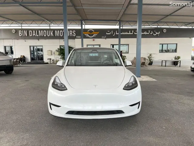 Tesla Model Y 2025 · 5.0 AT