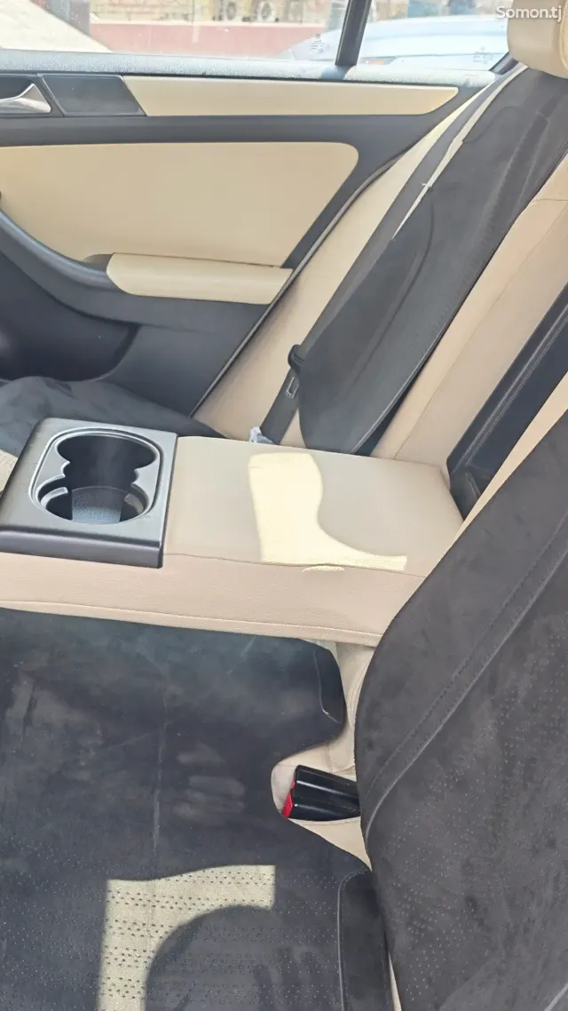 Volkswagen Jetta 2012 · 2.5 AT
