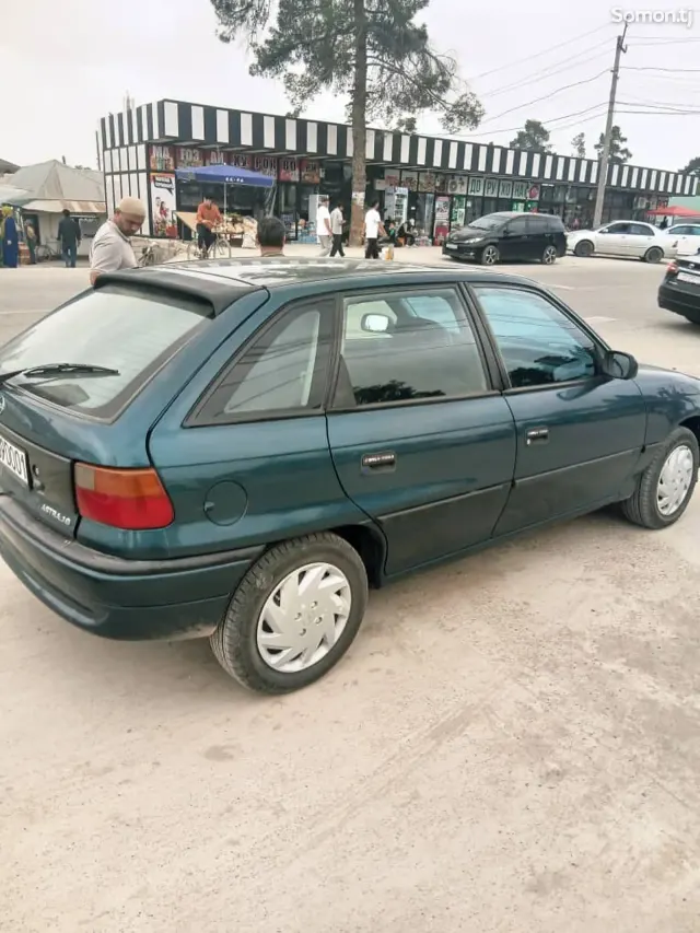 Opel Astra F 1995 · 1.6 MT