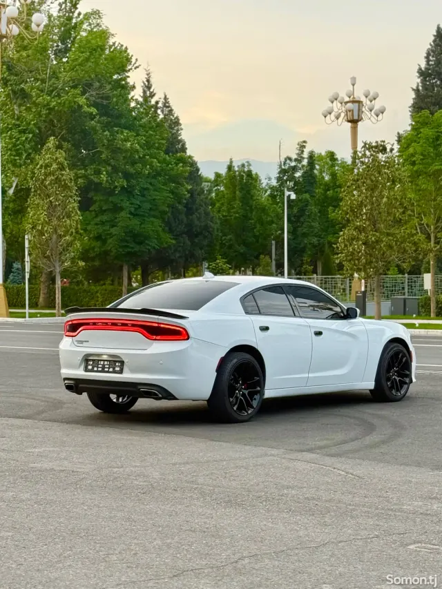 Dodge Charger 2016 · 3.7 AT