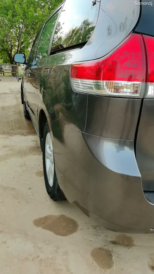 Toyota Sienna 2011 · 3.5 AT