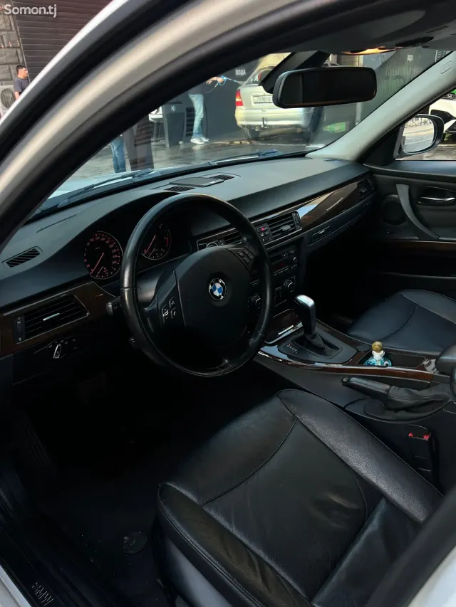 BMW 3 series 2011 · 2.0 AT