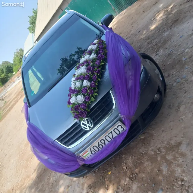 Volkswagen Touran 2006 · 1.6 MT