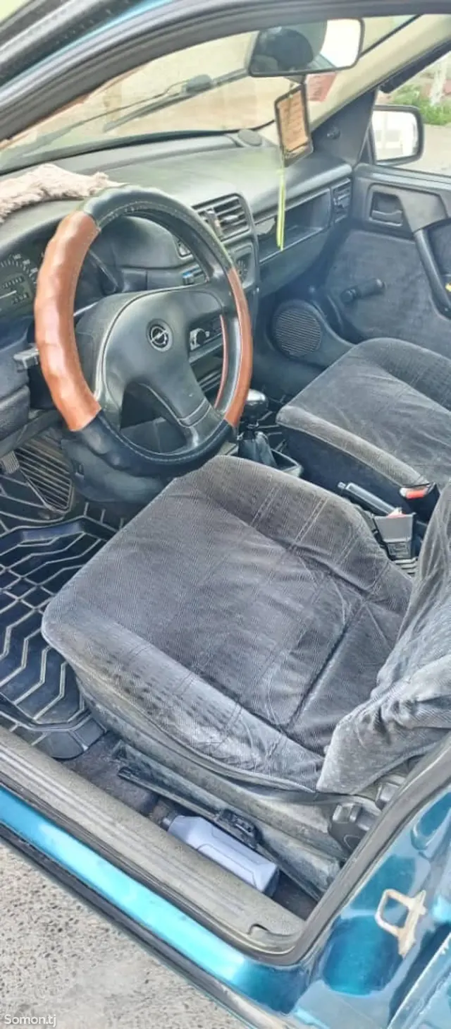 Opel Vectra A 1993 · 1.6 MT