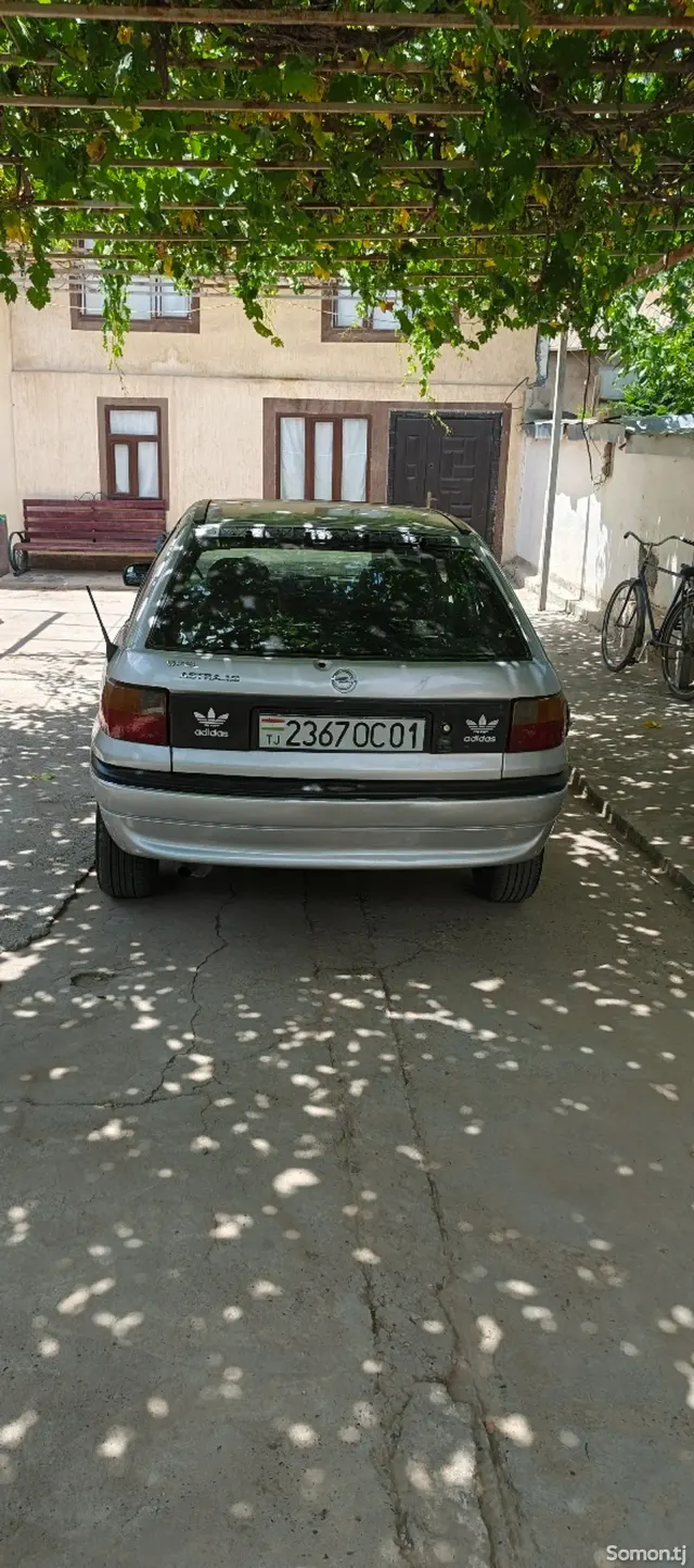 Opel Astra F 1993 · 1.6 MT