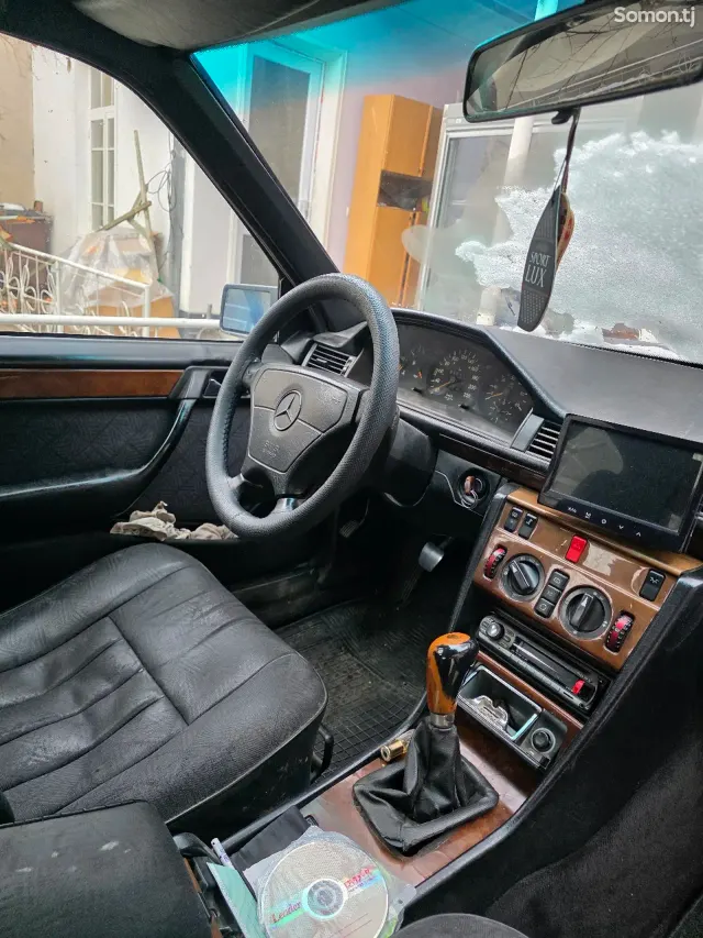 Mercedes-Benz E class 1994 · 2.5 MT