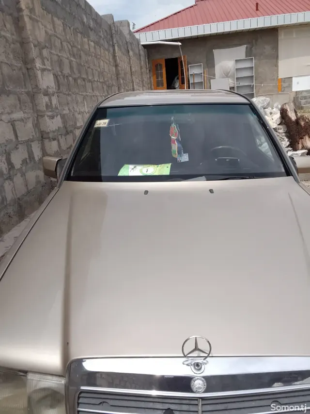 Mercedes-Benz W124 1989 · 2.0 MT