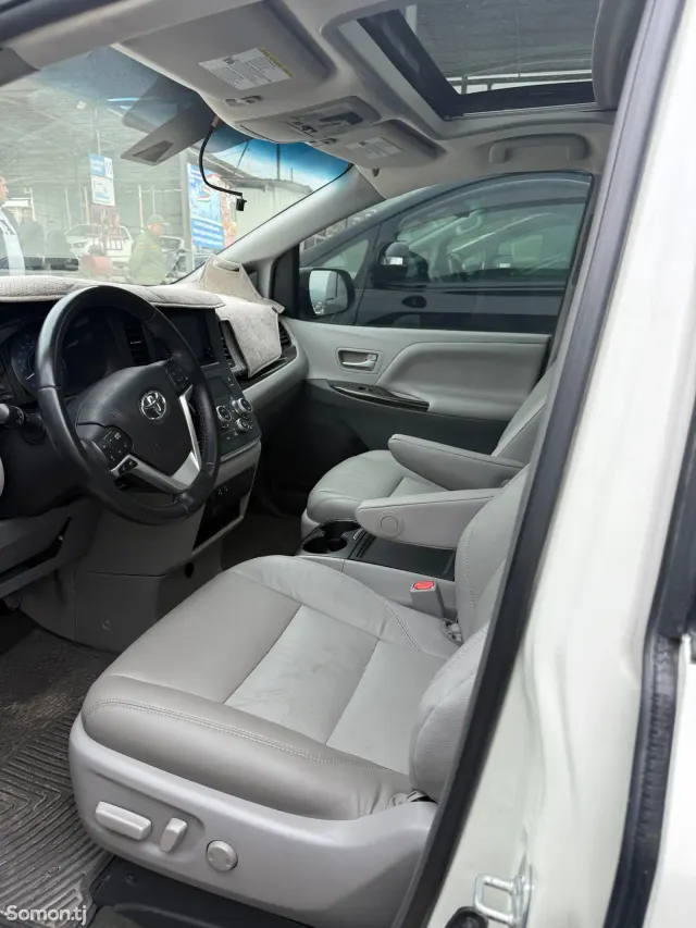 Toyota Sienna 2015 · 3.5 AT