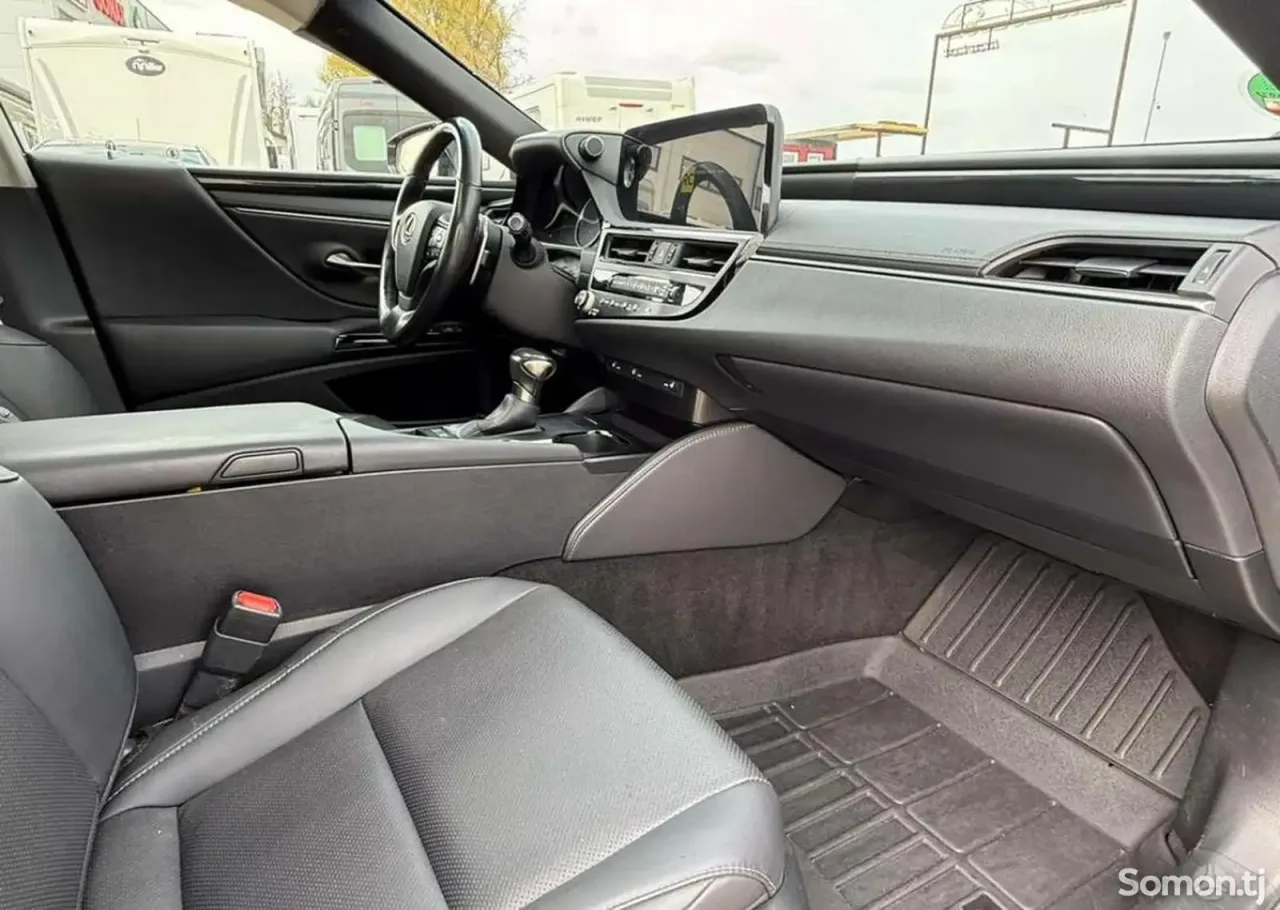 Lexus ES series 2024 · 3.0 AT