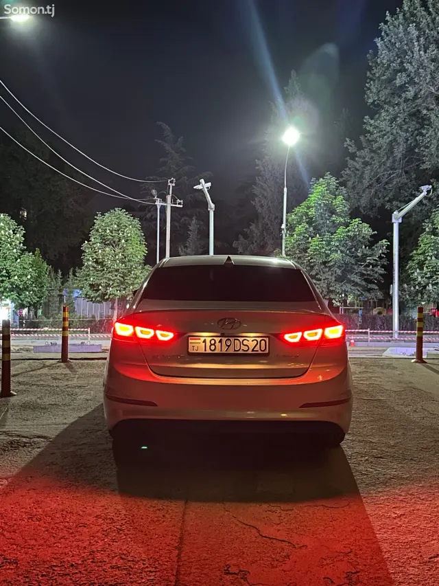 Hyundai Elantra 2017 · 2.0 AT