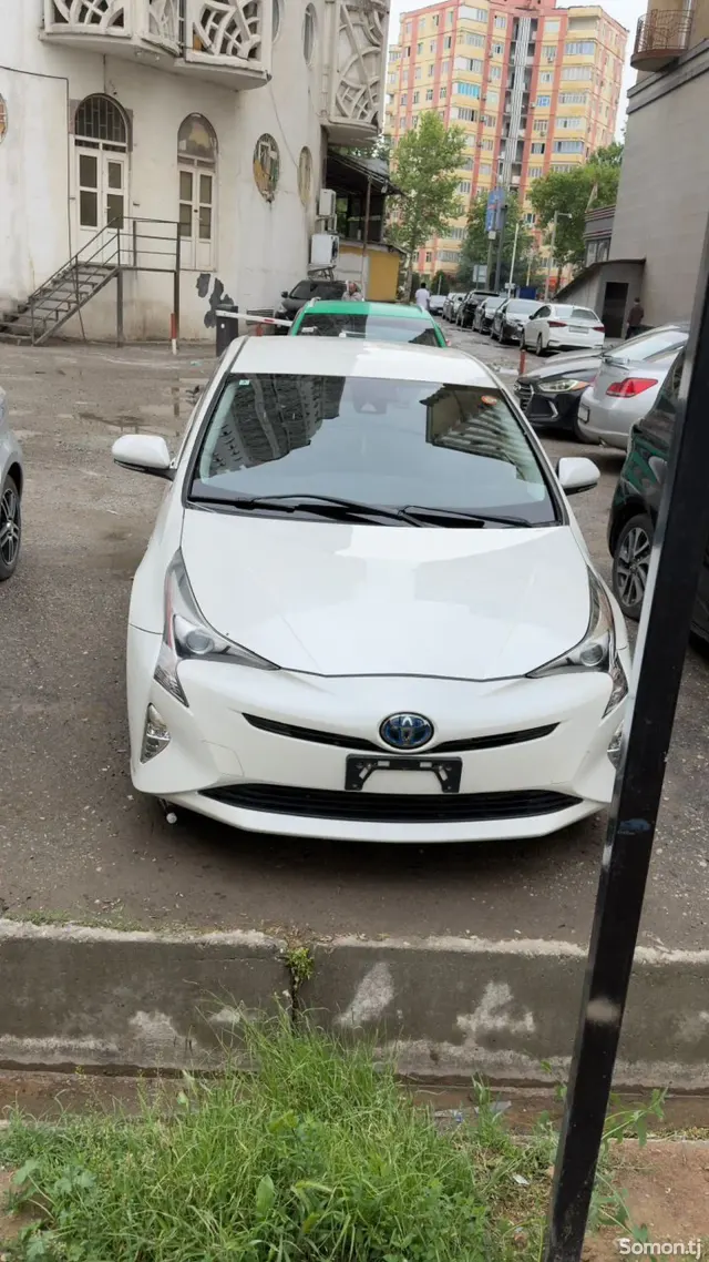 Toyota Prius 2016 · 1.8 AT