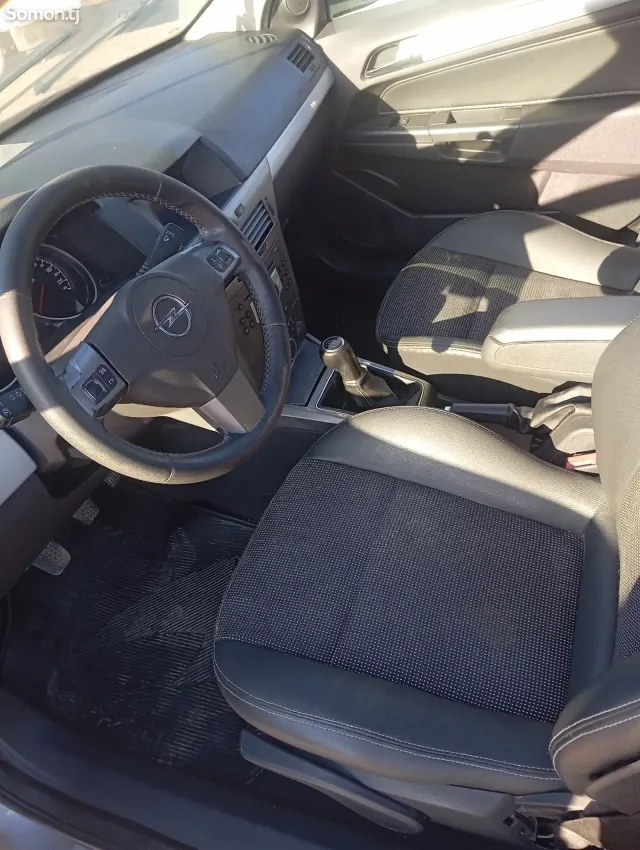 Opel Astra H 2006 · 1.7 MT